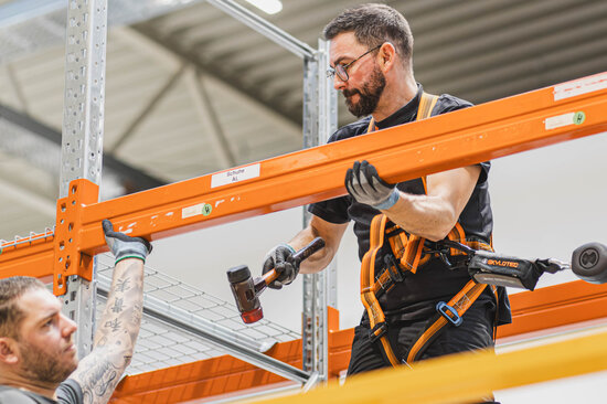 Das Bild zeigt einen Mitarbeiter von SSV-Kroschke, der Betriebseinrichtung installiert