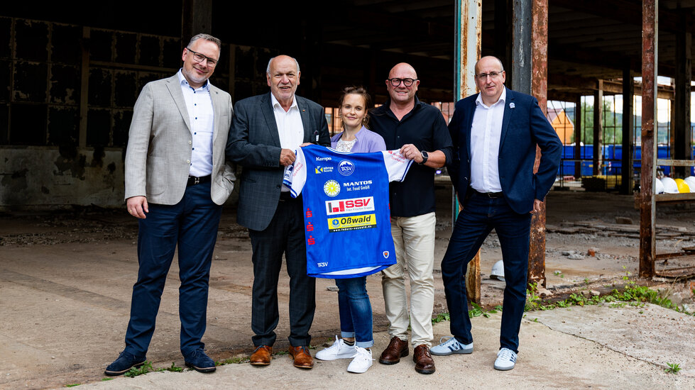 Das Bild zeigt die Geschäftsführer des ThSV Eisenach und die Geschäftsführer und Marketingleitung von SSV-Kroschke, die symbolisch zur Vertragsverlängerung der Sponsoring Partnerschaft ein Trikot mit dem SSv Logo erhalten